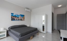 Travelershome Ciampino Airport Guesthouse 600M To Airport