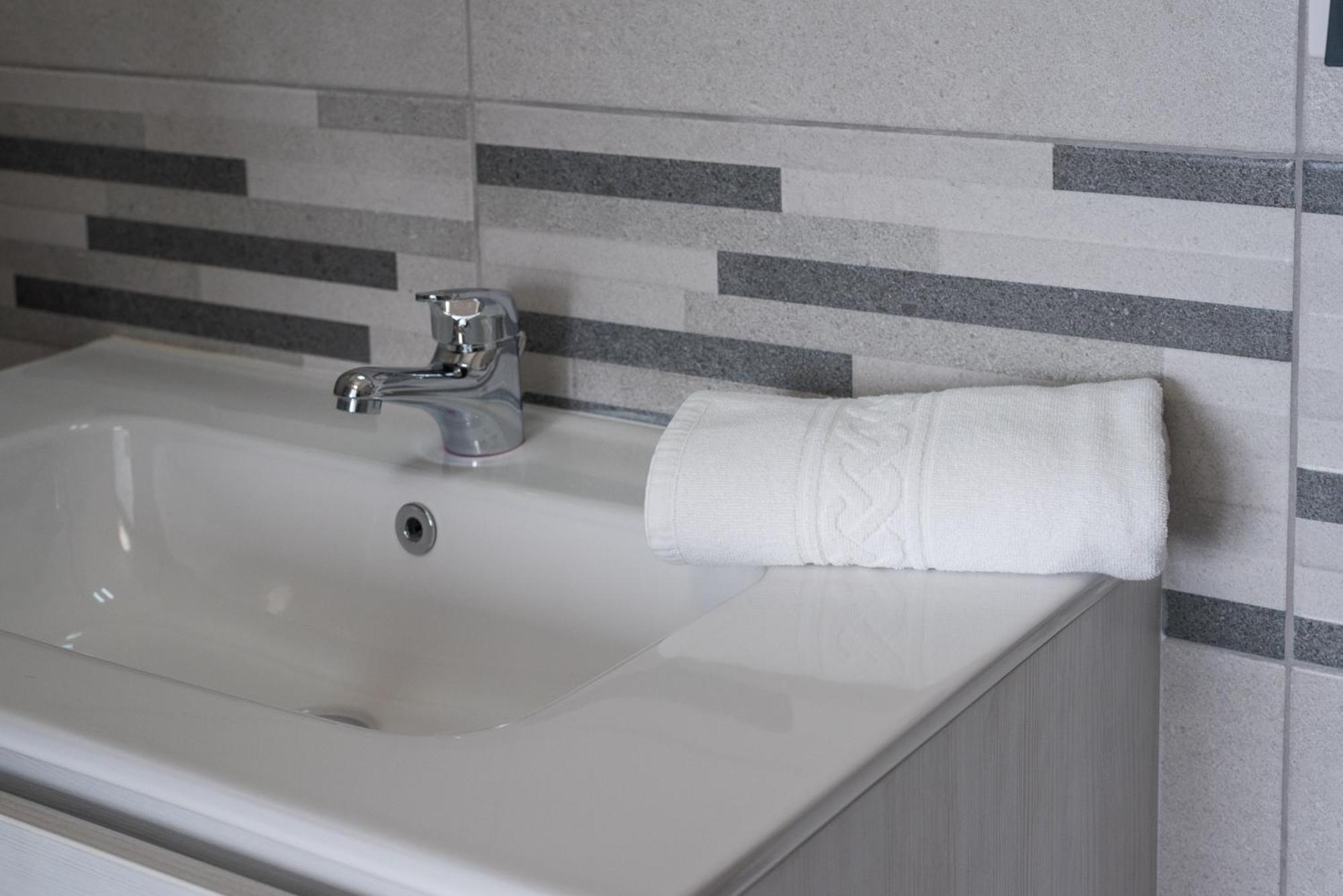 Travelershome Ciampino Airport Guesthouse 600M To Airport Esterno foto