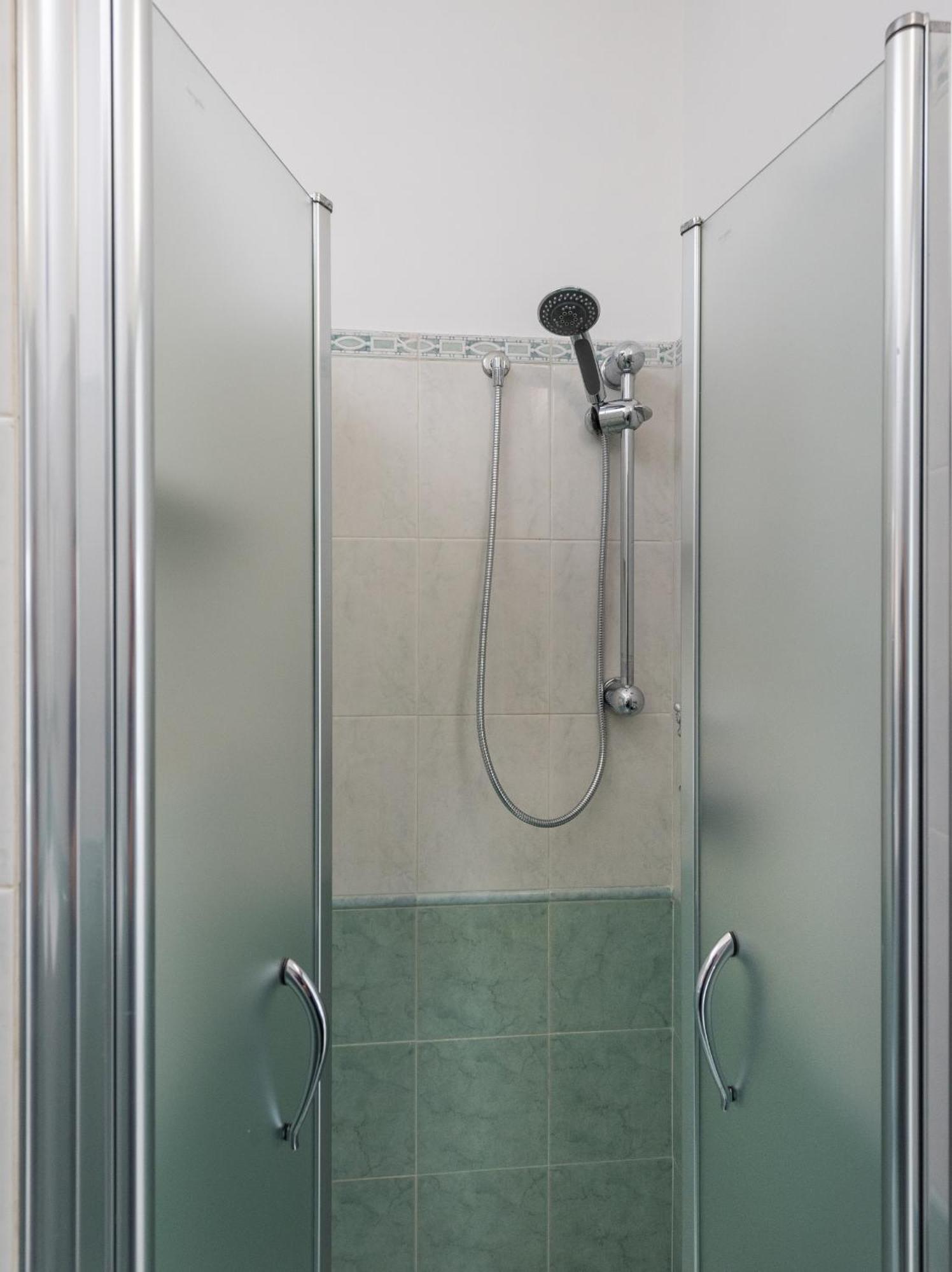 Travelershome Ciampino Airport Guesthouse 600M To Airport Esterno foto
